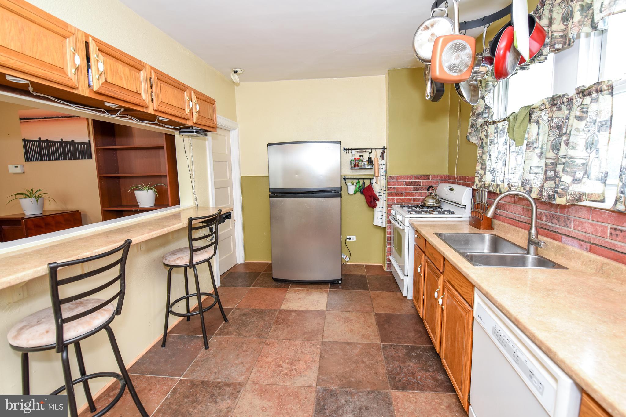 7340 Dungan Road Philadelphia, PA 19111 - Photo 17 of 38 Kitchen /Breakfast Bar