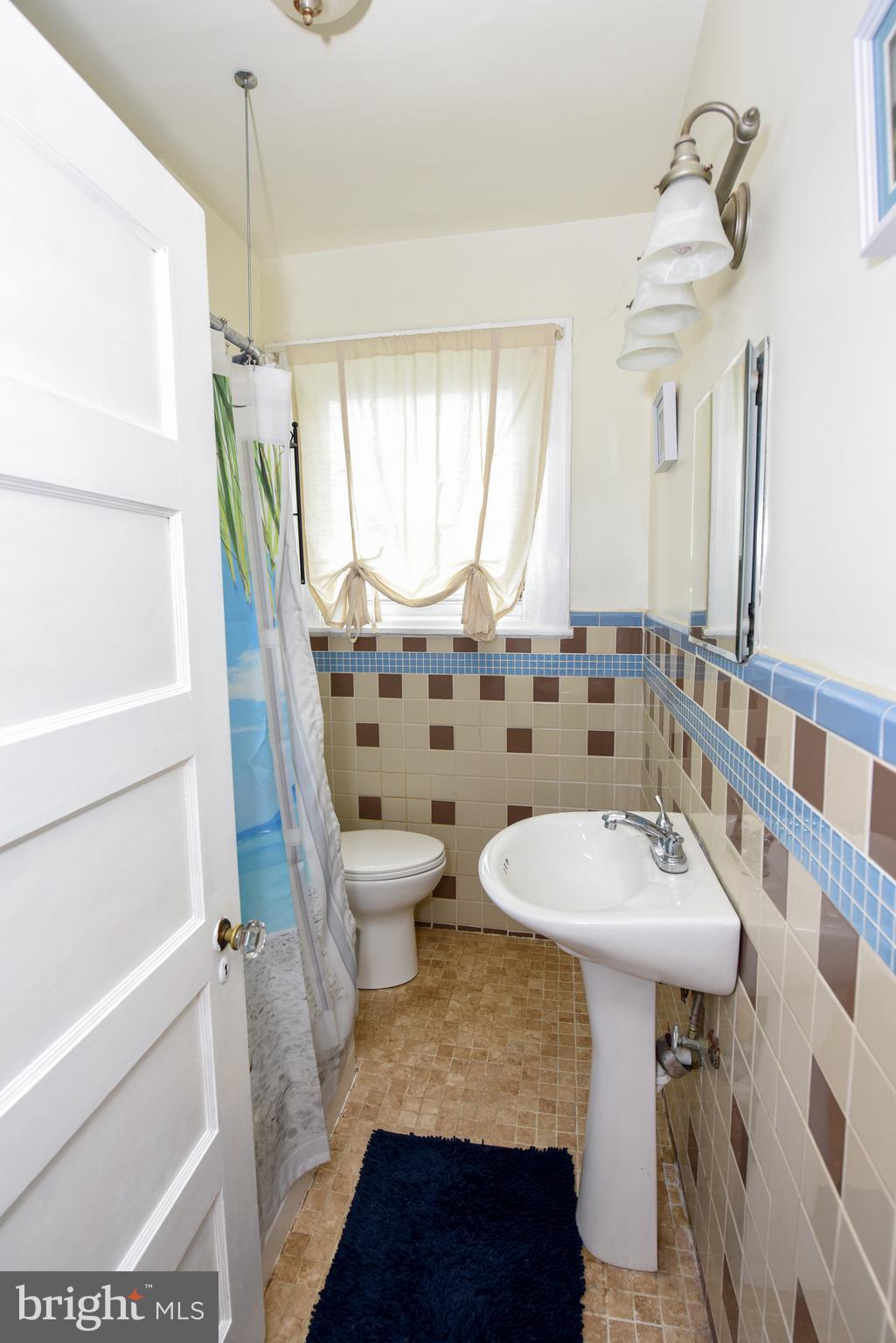 7340 Dungan Road Philadelphia, PA 19111 - Photo 29 of 38 Main Bathroom