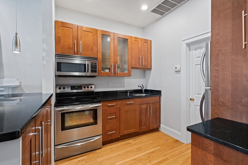 15 Garrison Street, Unit 8 Boston, MA 02116 - Photo 5 of 9