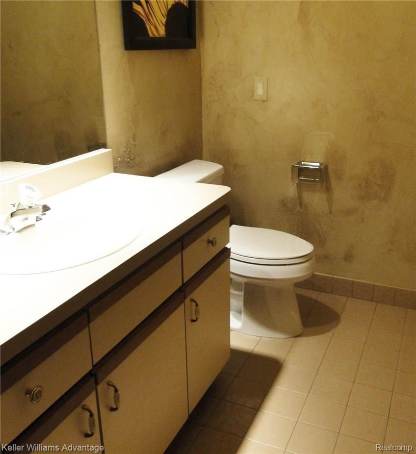 2190 West Square Lake Road Troy, MI 48098 - Photo 10 of 31 Half Bath.jpg