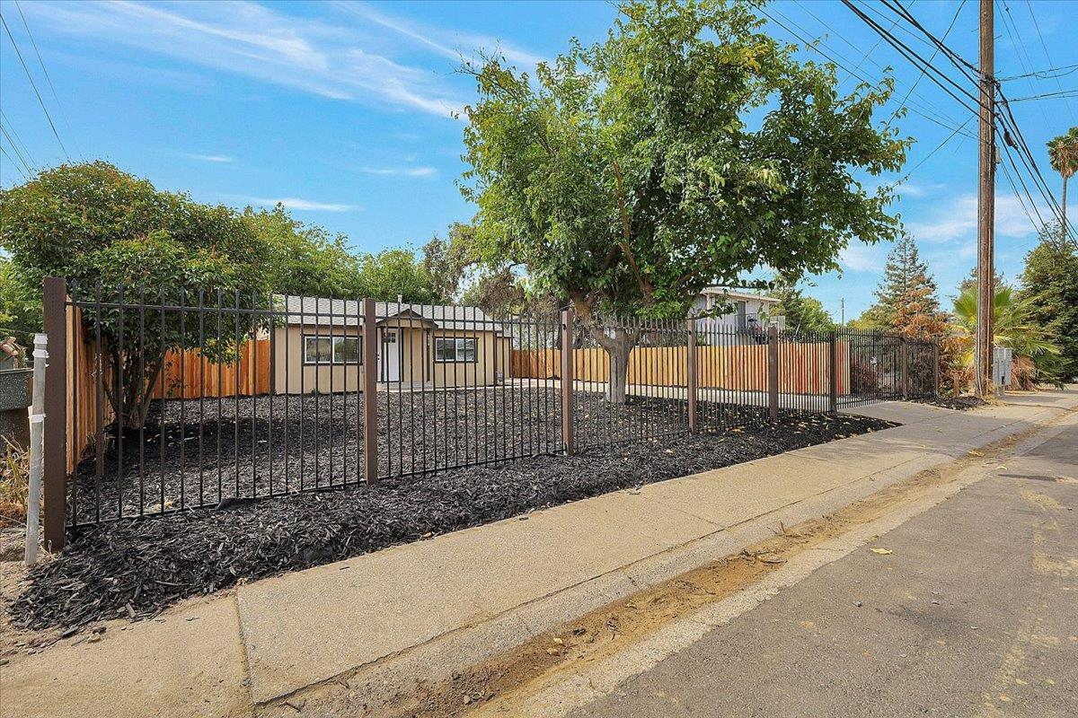5620 Arboga Road Olivehurst, CA 95961 - Photo 3 of 42 a view of a house with a yard