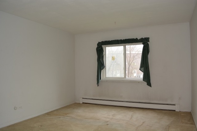 10389 Dearlove Road, Unit 2D Glenview, IL 60025 - Photo 8 of 12 an empty room with a window