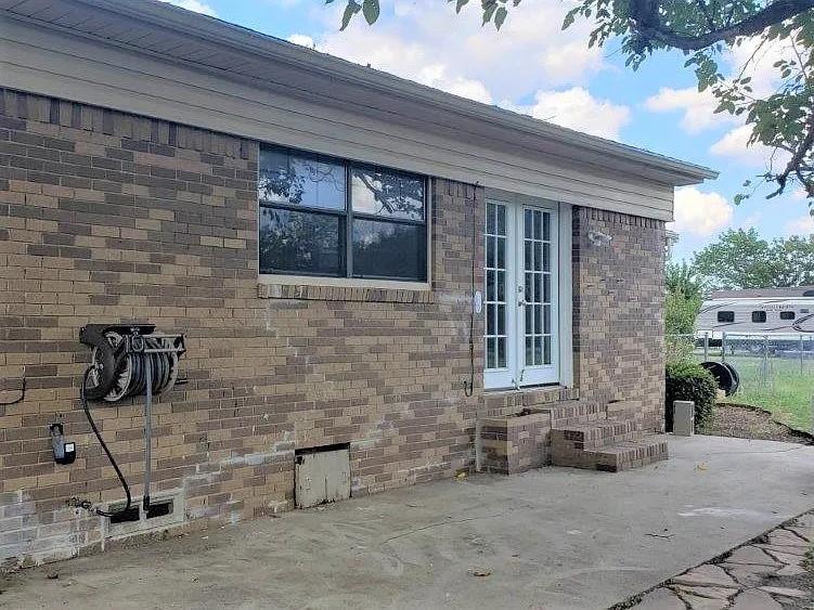 1168 Preston Meadows Road Sherman, TX 75092 - Photo 18 of 20 a brick building with a bench in front of it