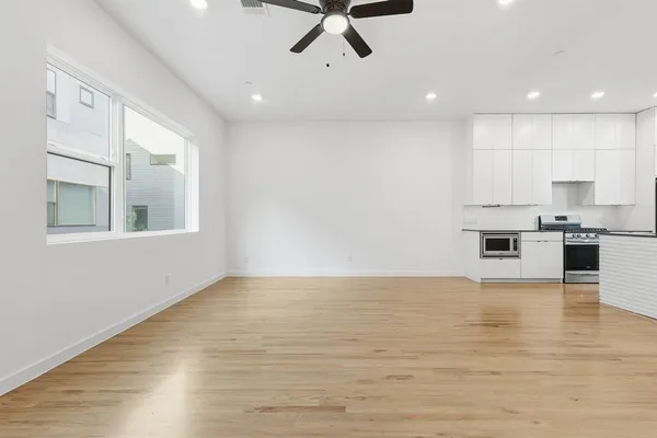 $2,999 | 427 West 10th Street, Unit 502, Dallas, TX 75208