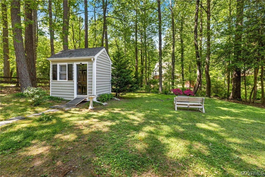 13637 Decidedly Court Midlothian, VA 23112 - Photo 23 of 25 a backyard of a house with table and chairs