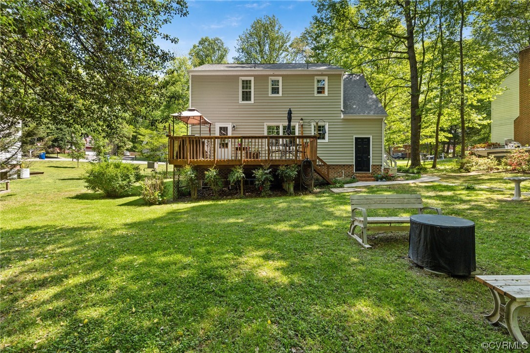 13637 Decidedly Court Midlothian, VA 23112 - Photo 25 of 25 a backyard of a house with table and chairs