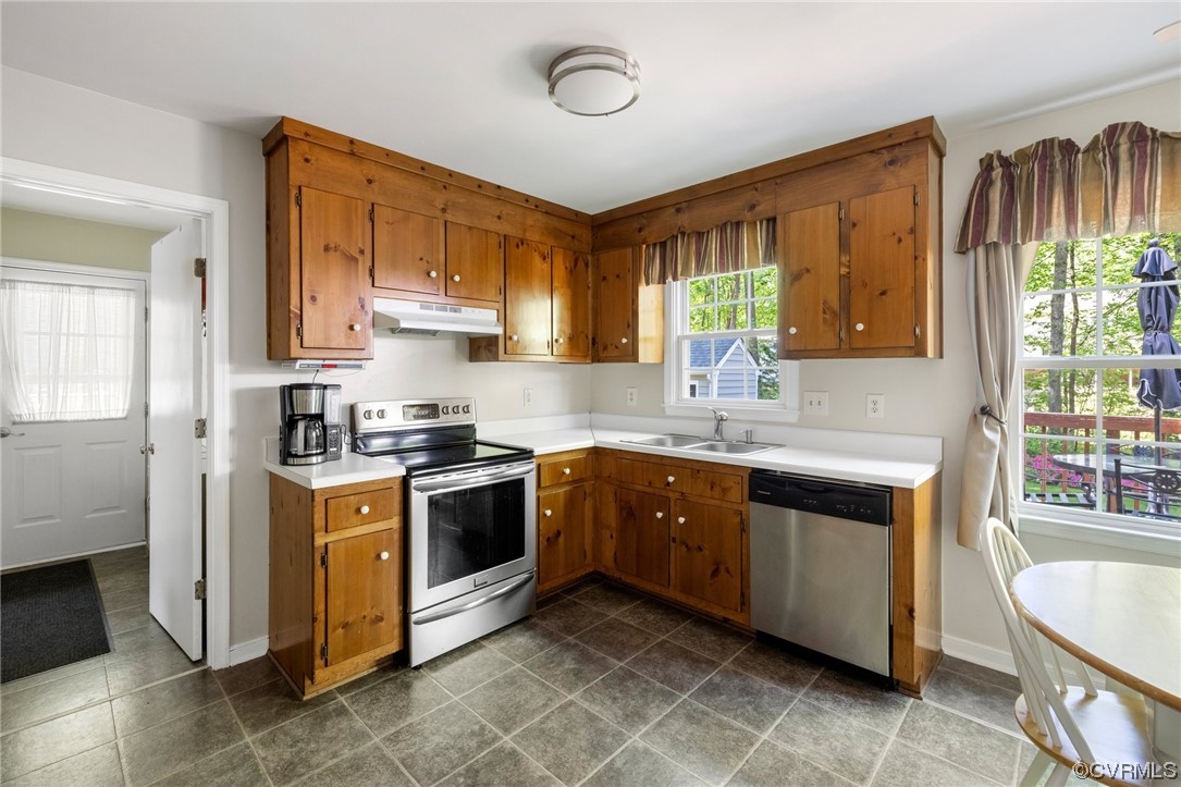 13637 Decidedly Court Midlothian, VA 23112 - Photo 8 of 25 a kitchen with stainless steel appliances granite countertop a stove a sink and a microwave