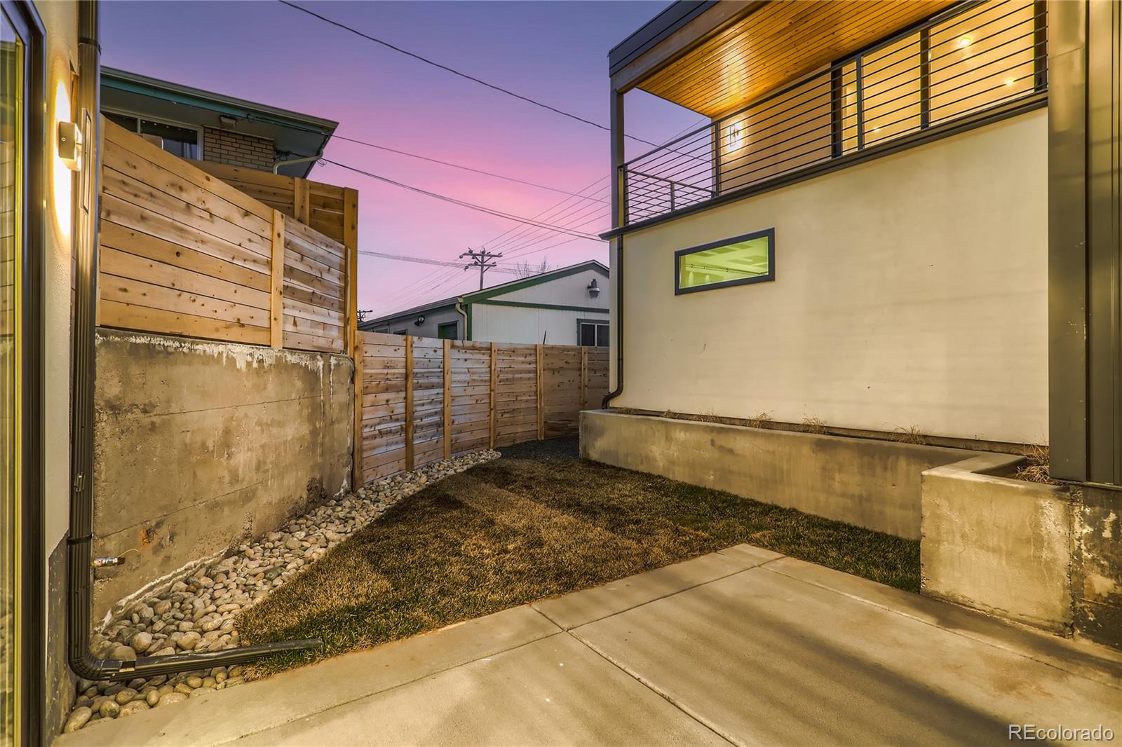 29 Harrison Street Denver, CO 80206 - Photo 34 of 40 a view of a back yard of the house