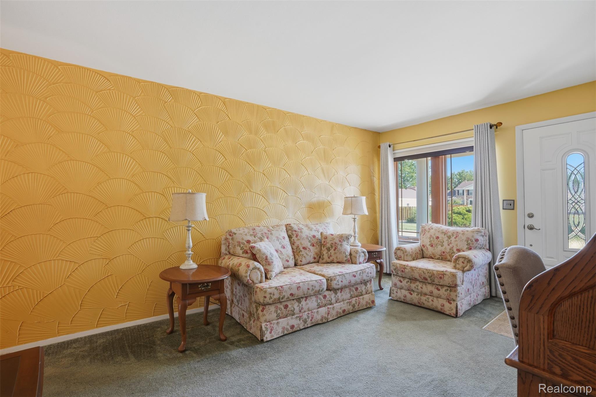18160 Raleigh Square Drive Southgate, MI 48195 - Photo 8 of 31 Textured accent wall featuring a fan pattern