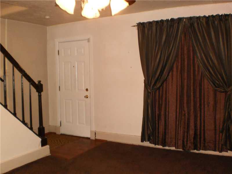 2250 Freeport Road Pittsburgh, PA 15238 - Photo 3 of 11 Living Room.