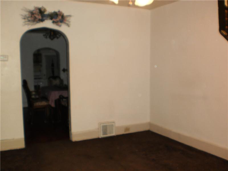 2250 Freeport Road Pittsburgh, PA 15238 - Photo 4 of 11 Living Room.