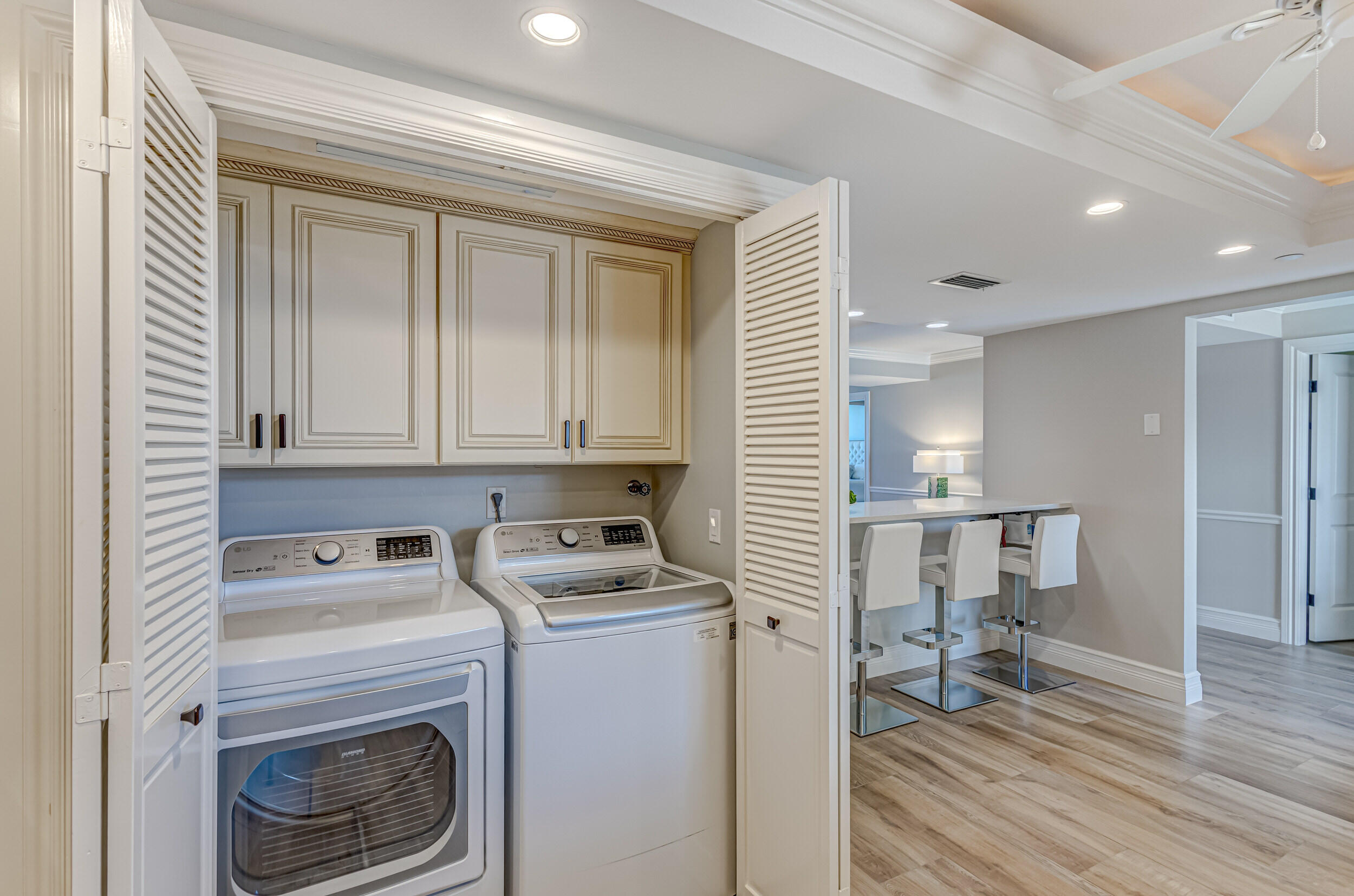 400 South Beach Road, Unit 702 Tequesta, FL 33469 - Photo 13 of 62 Washer & Dryer