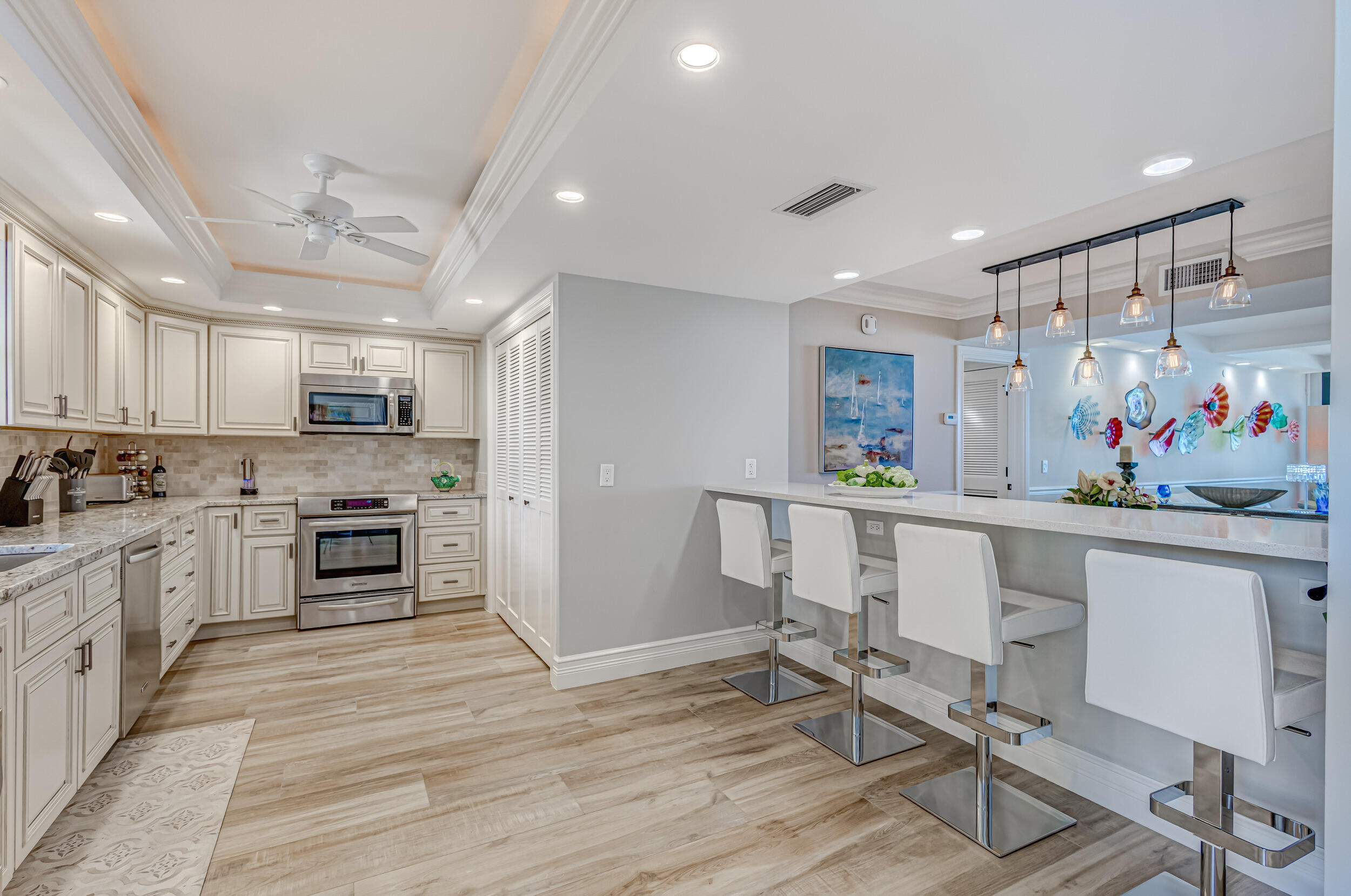 400 South Beach Road, Unit 702 Tequesta, FL 33469 - Photo 7 of 62 Kitchen w/Bar