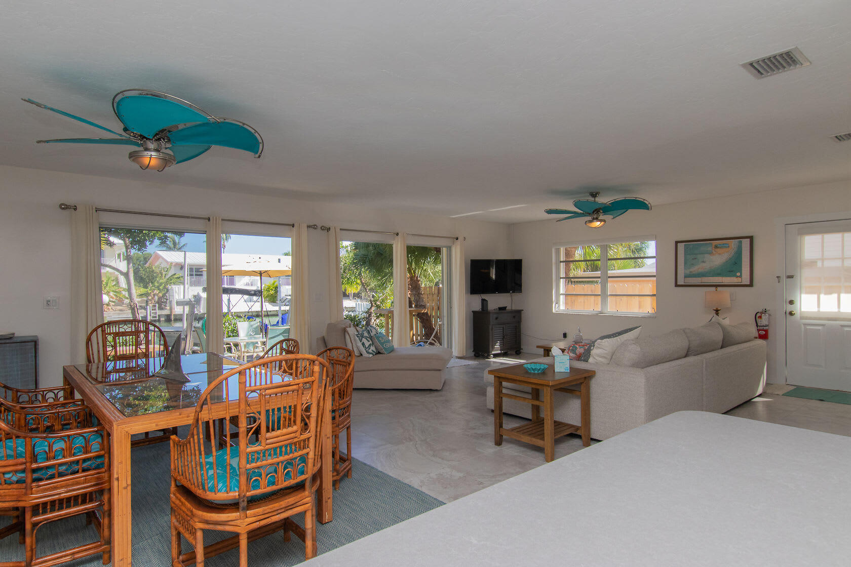 440 9th Street Key Colony Beach, FL 33051 - Photo 10 of 45 Dining - Living