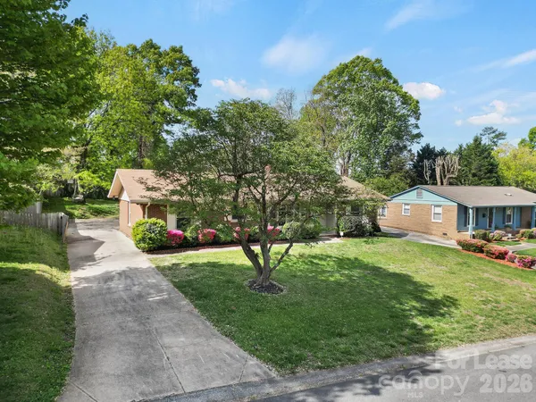 a view of a back yard of the house