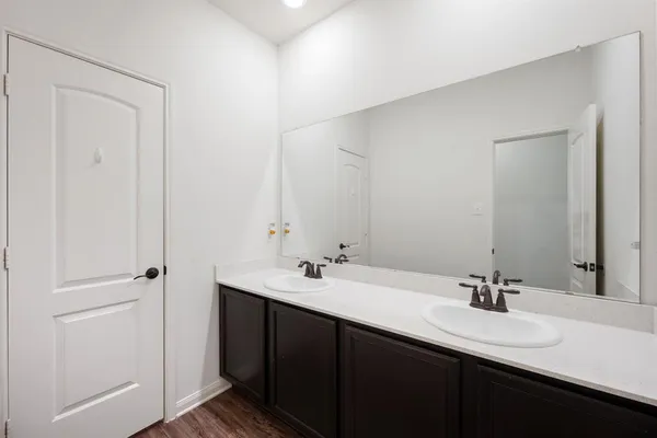 $2,600 | 719 West Milas Lane, Glenn Heights, TX 75154