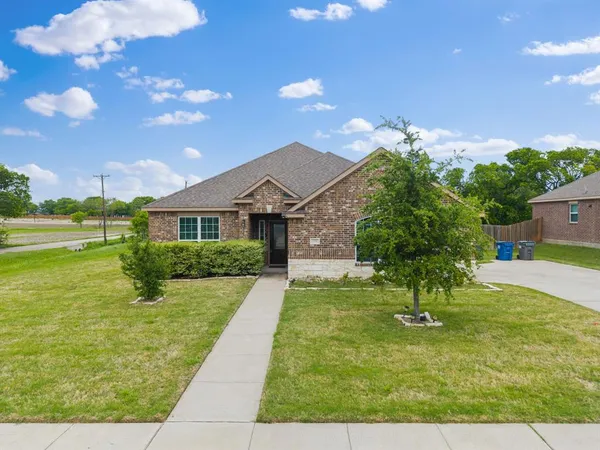 $2,600 | 719 West Milas Lane, Glenn Heights, TX 75154