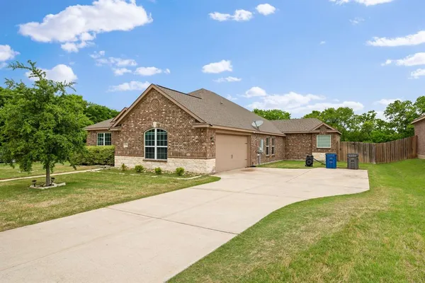 $2,600 | 719 West Milas Lane, Glenn Heights, TX 75154