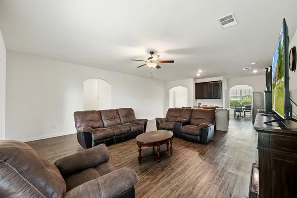 $2,600 | 719 West Milas Lane, Glenn Heights, TX 75154