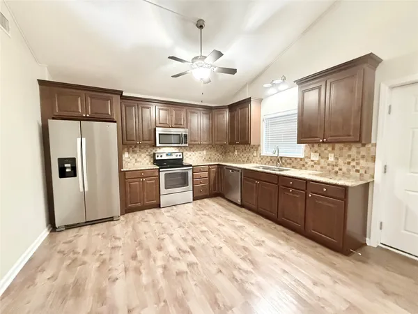 $1,750 | 140 Huisache Street, Lake Jackson, TX 77566