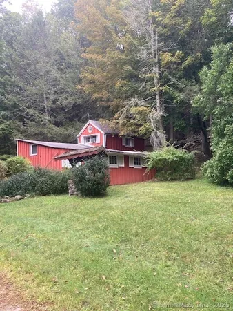 a sign that is sitting on a brick wall