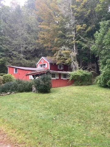 a sign that is sitting on a brick wall