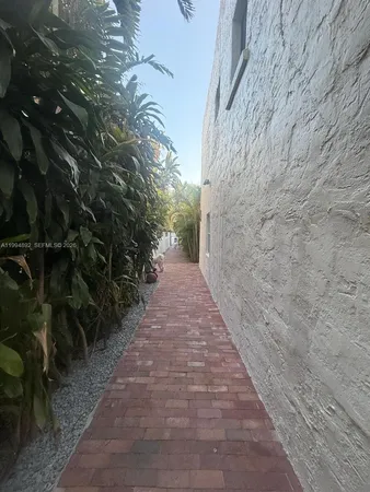 $3,000 | 1235 Coral Way, Unit COTTAGE, Coral Gables, FL 33134