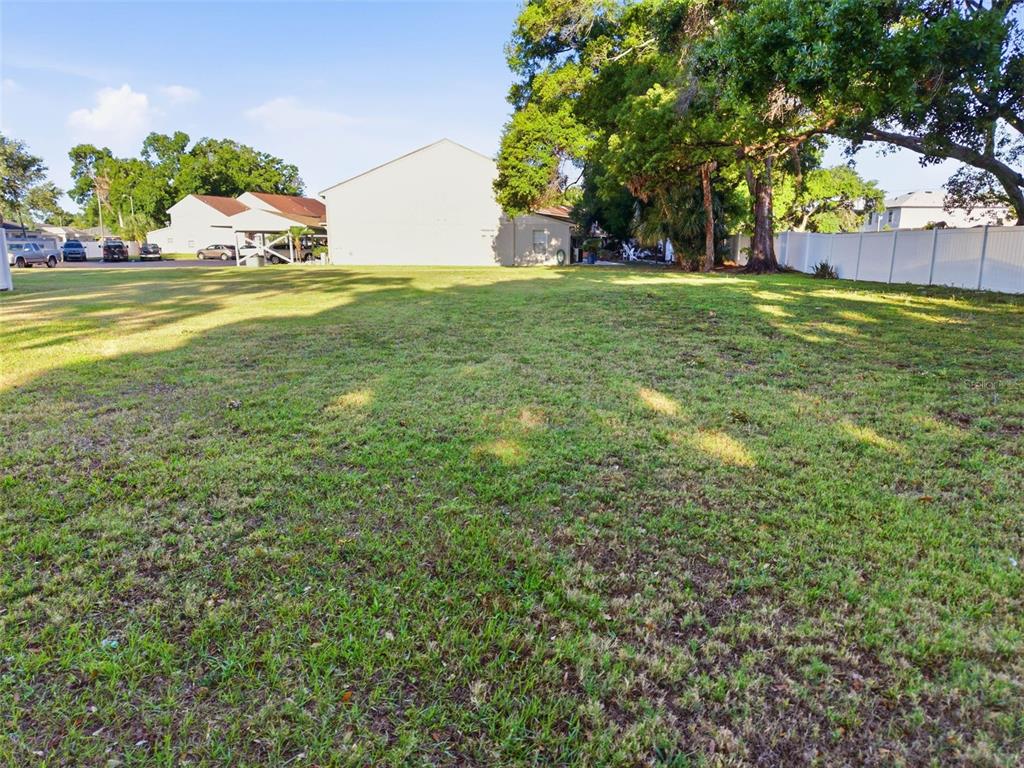 3348 West Hidden Haven Court Tampa, FL 33607 - Photo 8 of 43 a backyard of a house with lots of green space