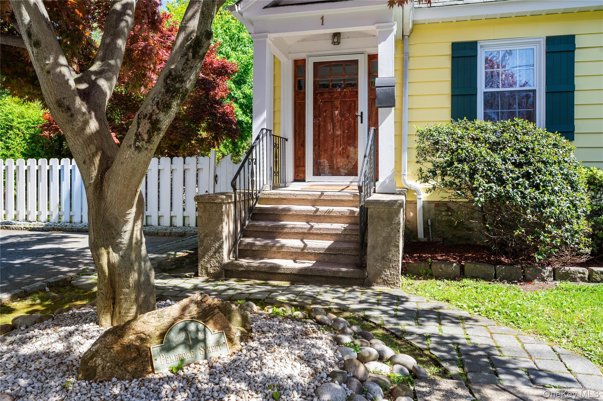 1 Pembroke Street New Rochelle, NY 10801 - Photo 3 of 47 Welcoming front entry