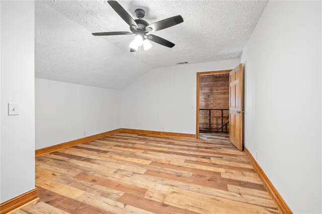 a view of empty room with a ceiling fan