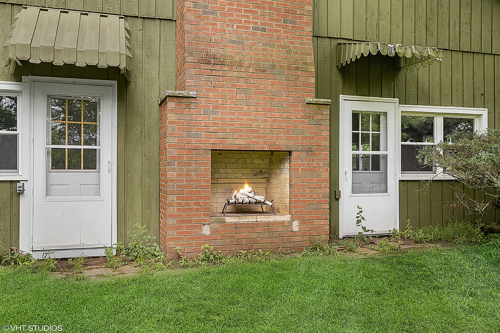 2057 West Southmor Road Morris, IL 60450 - Photo 14 of 41 a front view of a house with garden