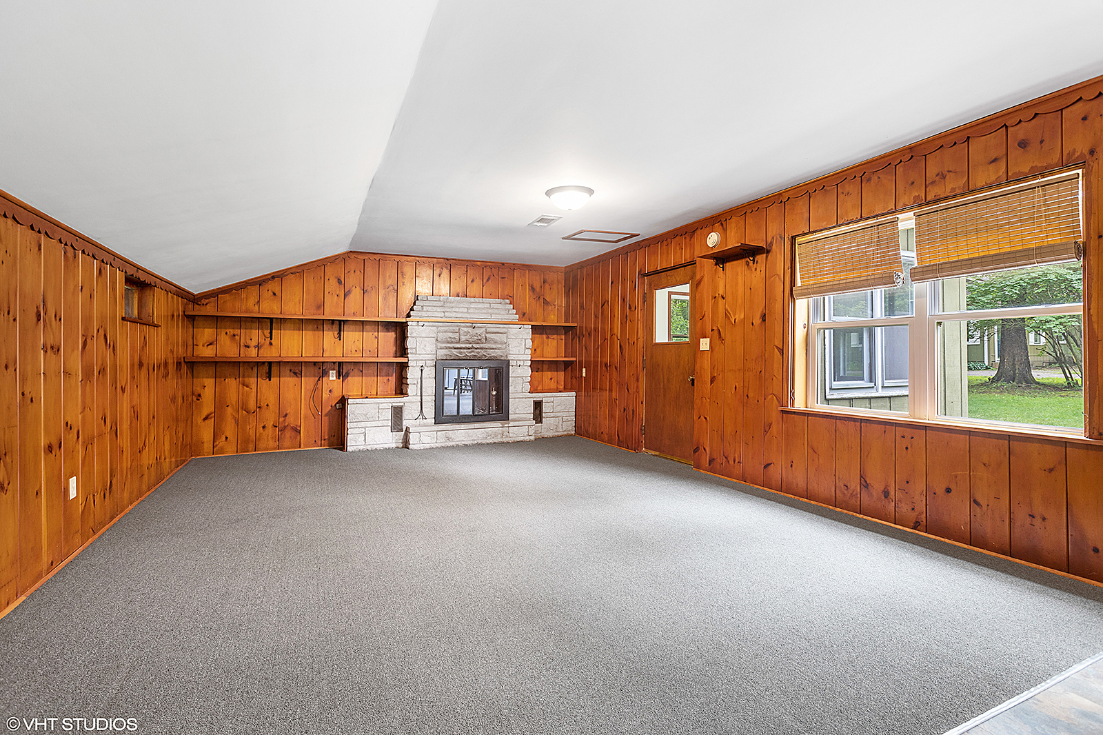 2057 West Southmor Road Morris, IL 60450 - Photo 17 of 41 a view of an empty room with a window