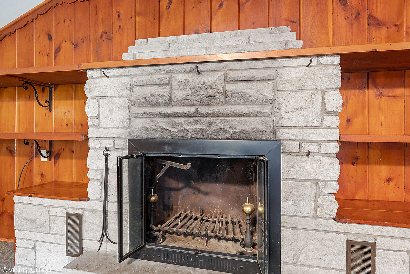 2057 West Southmor Road Morris, IL 60450 - Photo 18 of 41 a close view of a fireplace