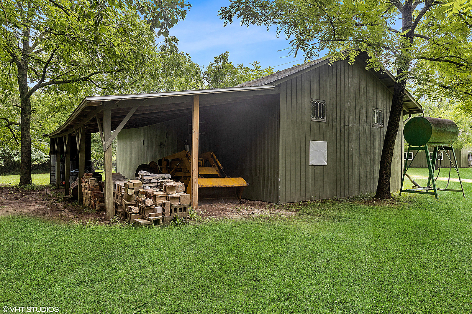 2057 West Southmor Road Morris, IL 60450 - Photo 24 of 41 a view of a chair and table in backyard of the house