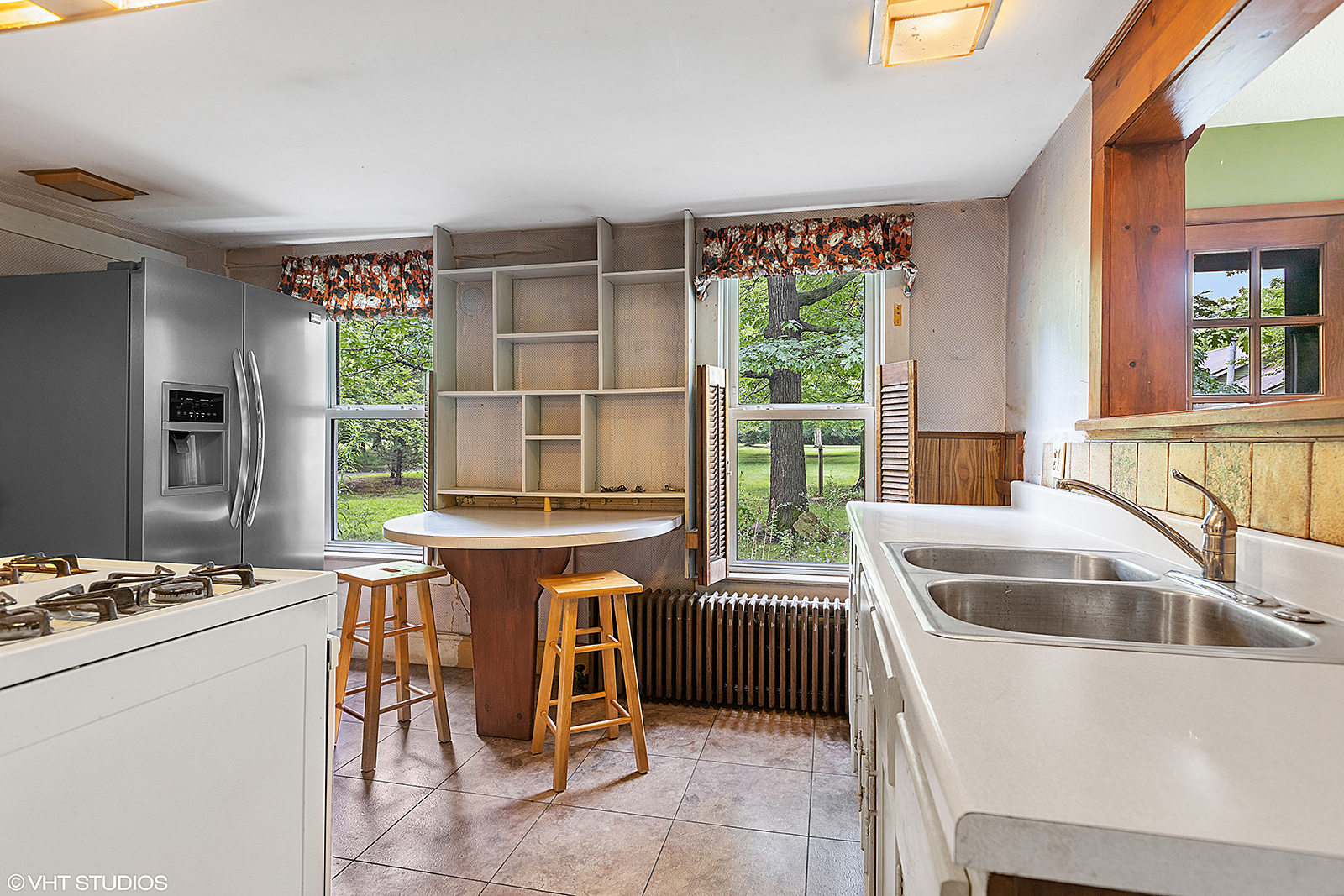 2057 West Southmor Road Morris, IL 60450 - Photo 4 of 41 a kitchen with a stove a sink and a refrigerator