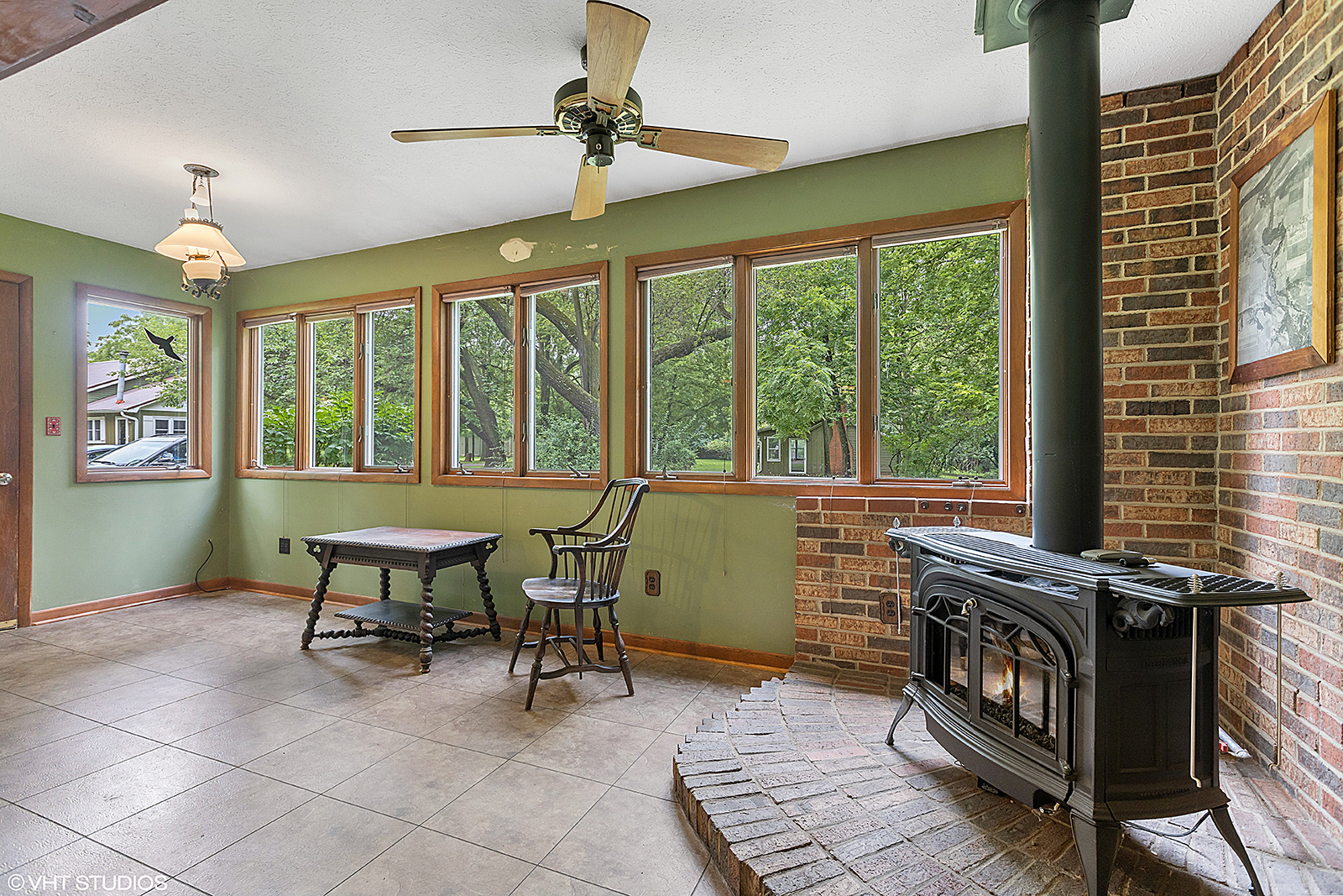2057 West Southmor Road Morris, IL 60450 - Photo 5 of 41 a view of a livingroom with furniture