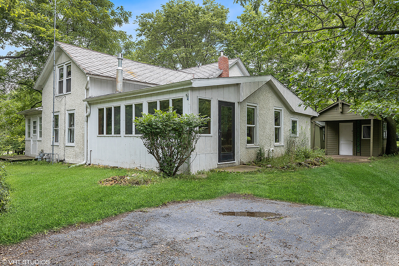 2057 West Southmor Road Morris, IL 60450 - Photo 7 of 41 a front view of a house with a garden and yard