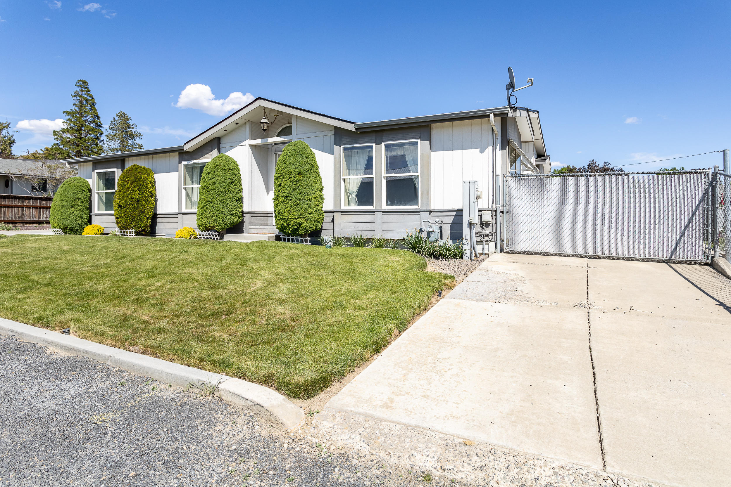3811 Commonwealth Road Yakima, WA 98901 - Photo 3 of 29 RV Parking on the South Side