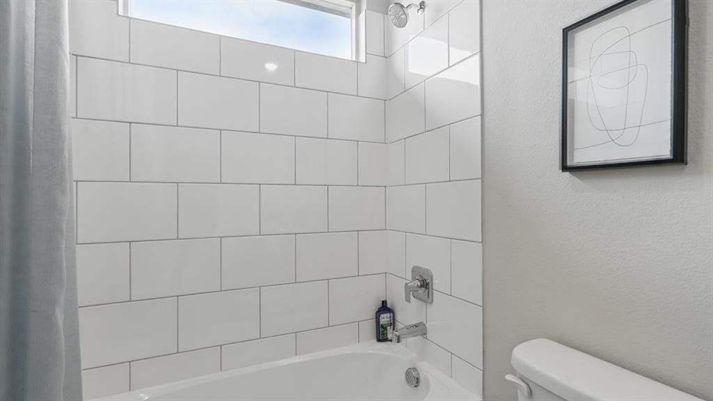 1919 Cherokee Lane Cleburne, TX 76033 - Photo 24 of 34 a bathroom with a toilet and bathtub
