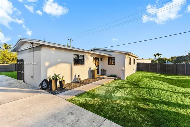 a view of a house with backyard