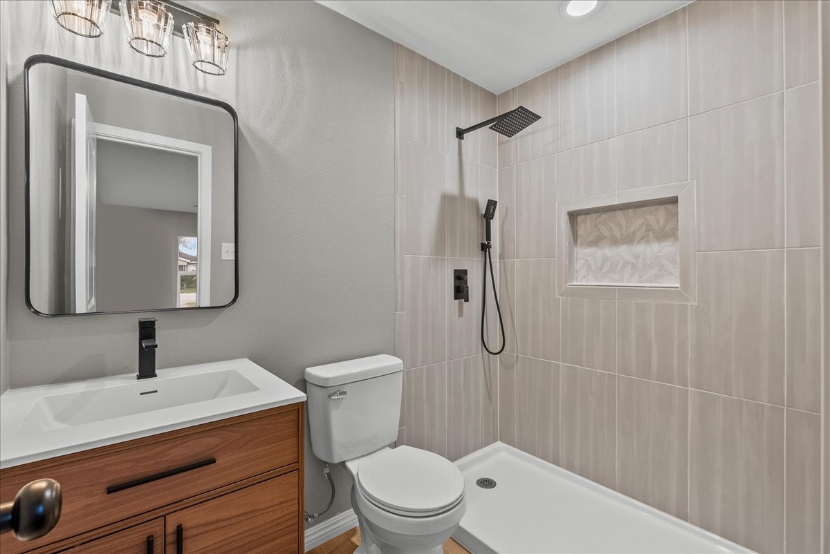 123 Lake Road La Marque, TX 77568 - Photo 17 of 31 Primary Bath