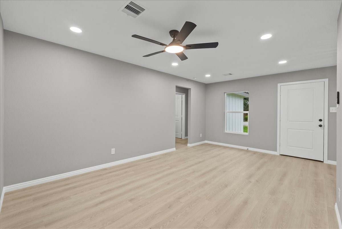123 Lake Road La Marque, TX 77568 - Photo 6 of 31 Living area