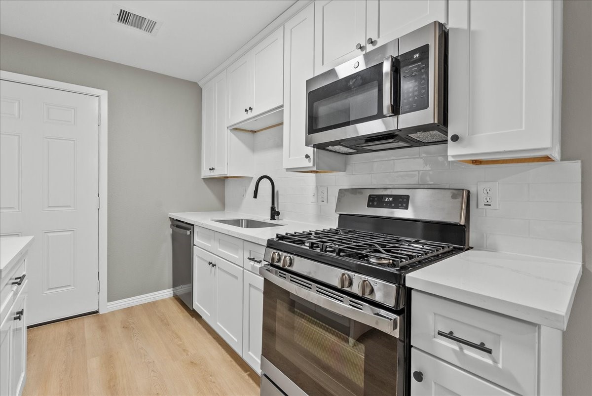 123 Lake Road La Marque, TX 77568 - Photo 10 of 31 Brand new stainless steel appliances