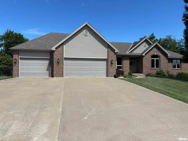 $535,000 | 1231 Edinburgh Drive, Quincy, IL 62305