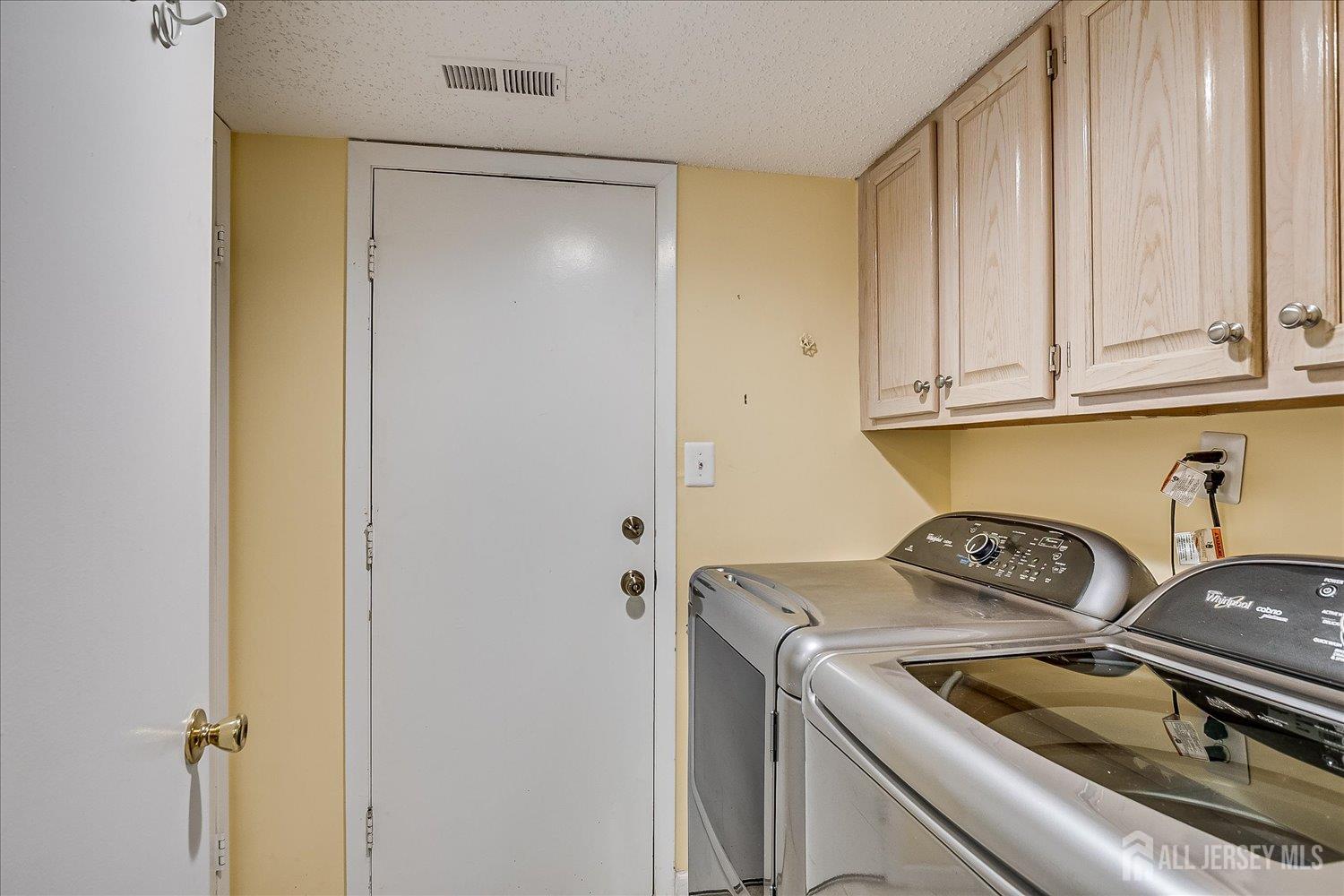 75 Kelly Drive Edison, NJ 08820 - Photo 18 of 41 a utility room with dryer and washer