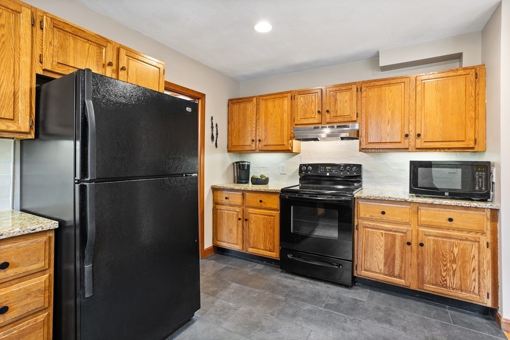 21 Green Road Bolton, MA 01740 - Photo 13 of 38