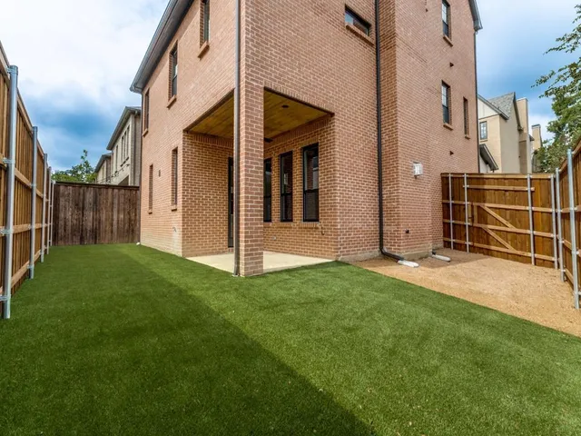 a view of a house with backyard