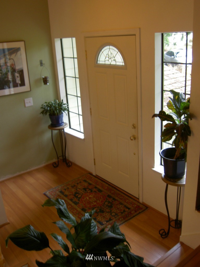 8012 180th Place Southwest Edmonds, WA 98026 - Photo 4 of 6 Gallery Image 4