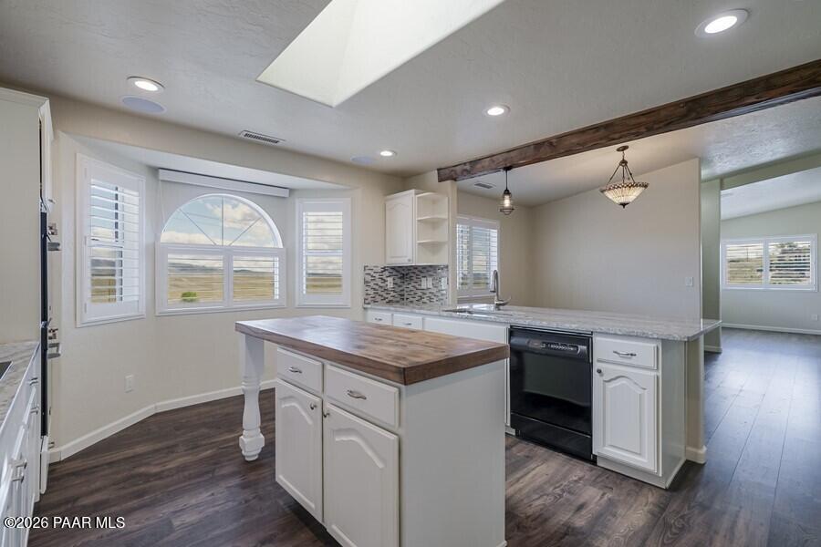 4920 North Badger Road Prescott Valley, AZ 86314 - Photo 5 of 28 Island plus breakfast Bar Island