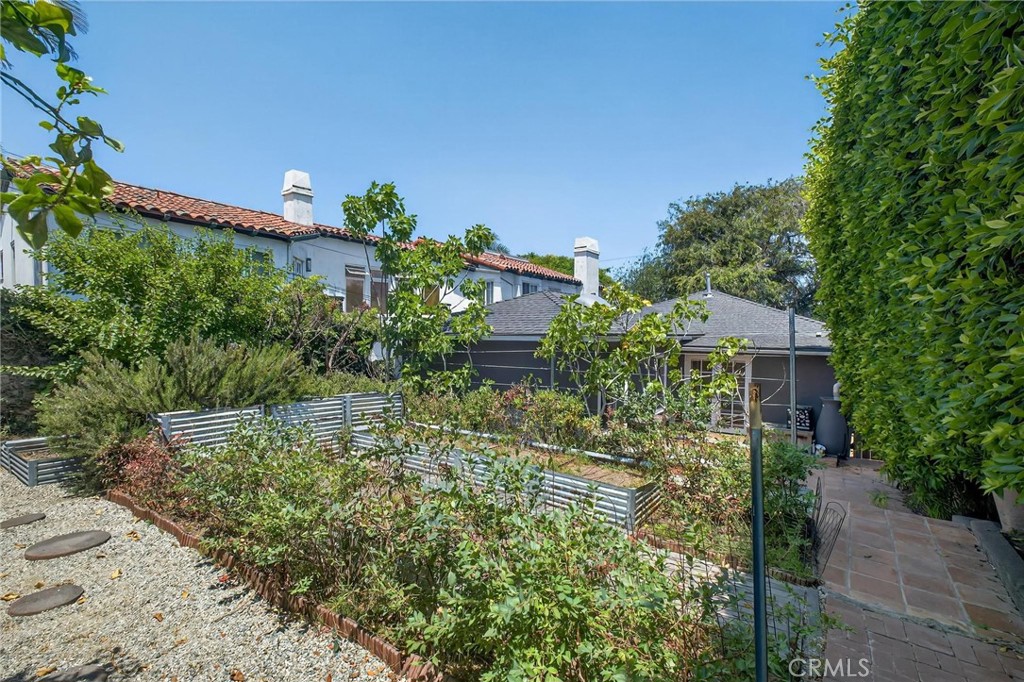 608 35th Street Manhattan Beach, CA 90266 - Photo 24 of 27 front view of a house with a yard